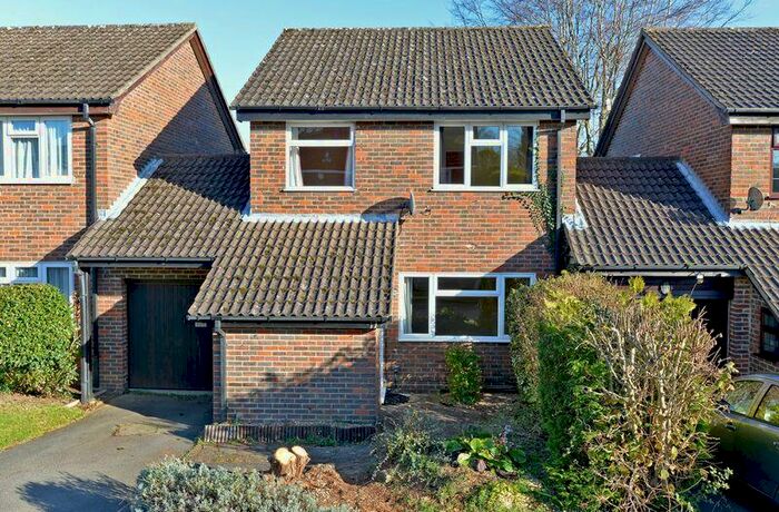 3 Bedroom Link Detached House To Rent In Hillside Way, Godalming, GU7