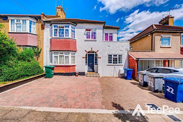 3 Bedroom Flat To Rent In Oakleigh Crescent, London, N20