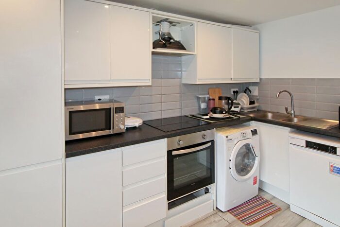 3 Bedroom Flat To Rent In Waterloo Close, London, E9