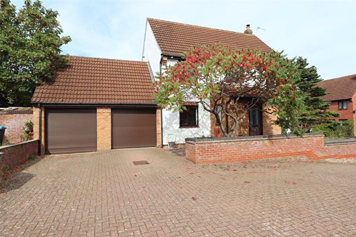 4 Bedroom Detached House For Sale In Astlethorpe, Two Mile Ash, Milton Keynes, MK8