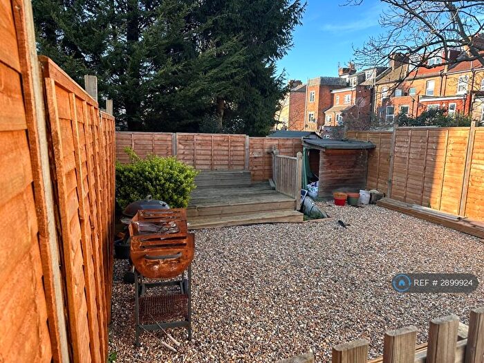 2 Bedroom Flat To Rent In Ballards Lane, London, N3