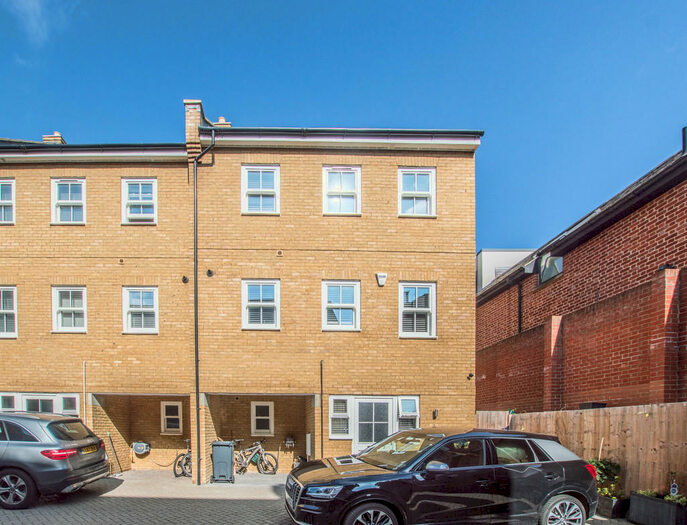 4 Bedroom Town House To Rent In Moorfields, Hertford, SG14