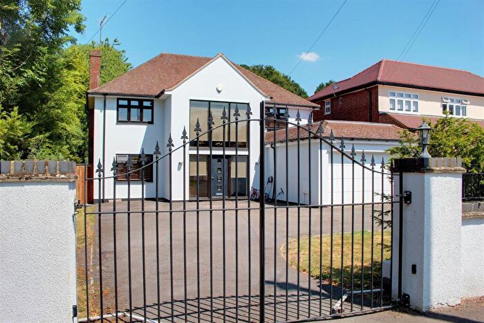 5 Bedroom Detached House To Rent In Brookmans Avenue, Brookmans Park, AL9