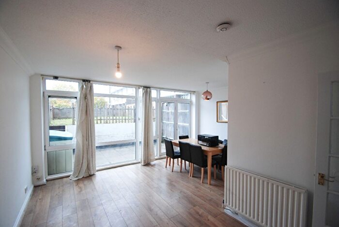 2 Bedroom Flat To Rent In Stewart Street, London, E14