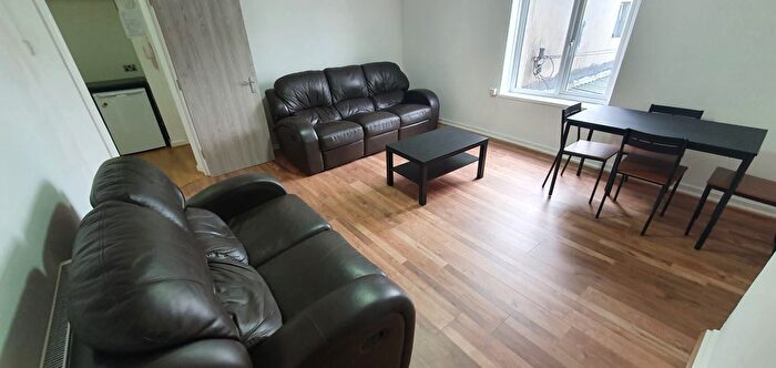 3 Bedroom Flat To Rent In Rhydypenau Road, Cyncoed, Cardiff, CF23