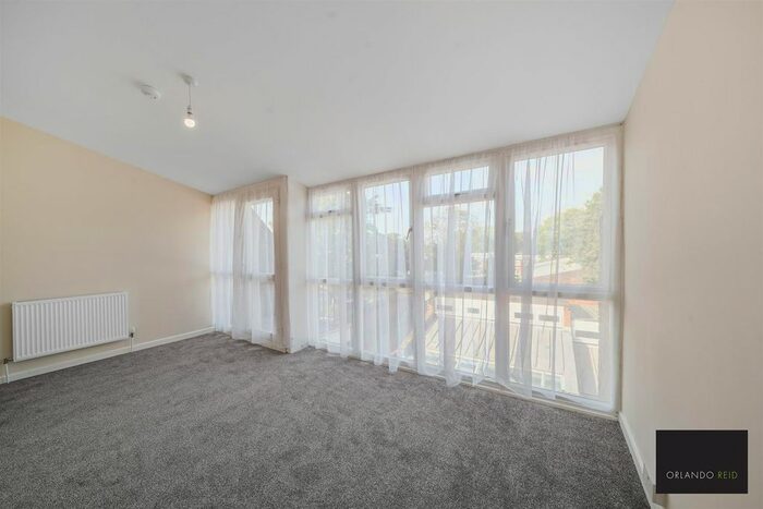 2 Bedroom Flat To Rent In Ropers Walk, London, SW2