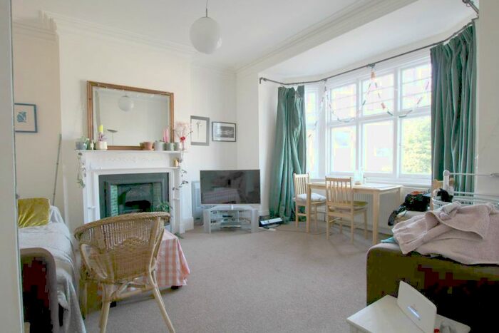 3 Bedroom Flat To Rent In Melrose Avenue, London, NW2