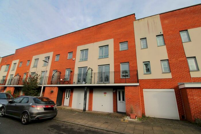 3 Bedroom Terraced House For Sale In Battle Square, Reading, RG30