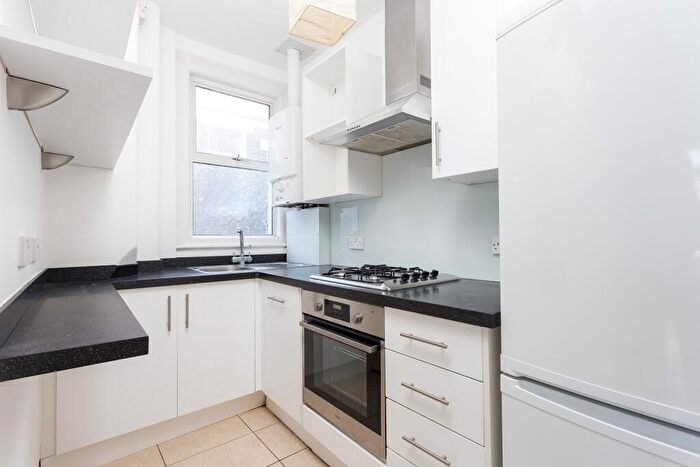 3 Bedroom Flat To Rent In Latchmere Road, SW11