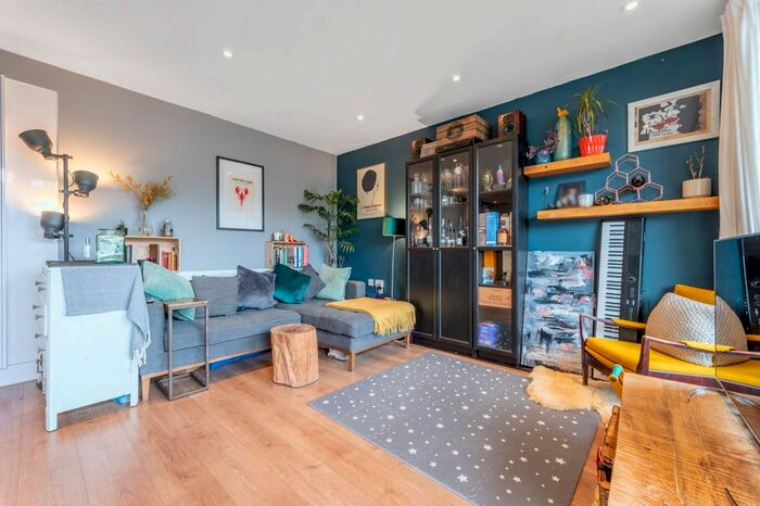 2 Bedroom Flat To Rent In St. James' Crescent, Brixton, London, SW9