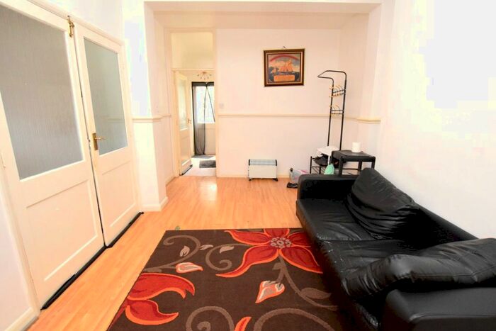 1 Bedroom Terraced House To Rent In Falcon Street, Plaistow, E13