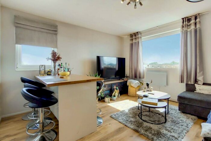 2 Bedroom Flat To Rent In Porchester Mead, Beckenham, BR3