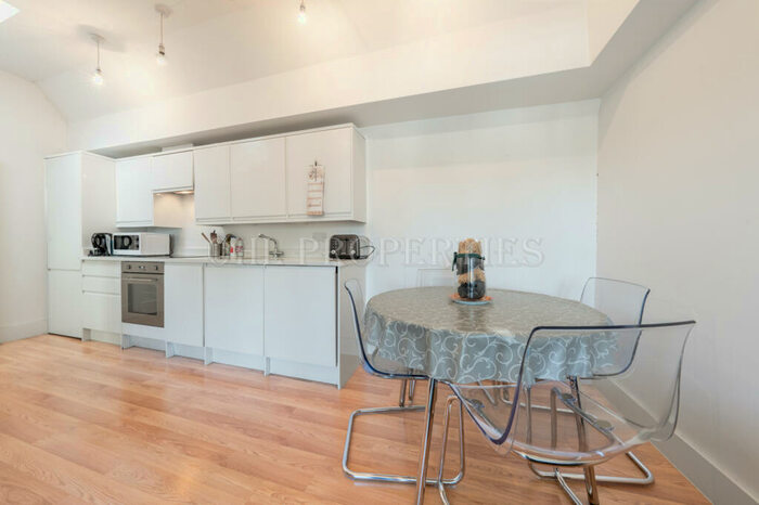 2 Bedroom Flat To Rent In Golders Way, Golders Green, NW11