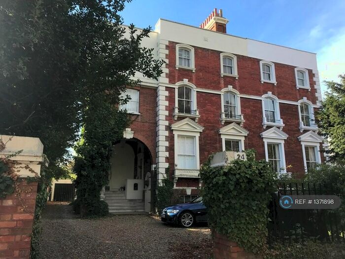 2 Bedroom Flat To Rent In East Moseley, Surrey, KT8