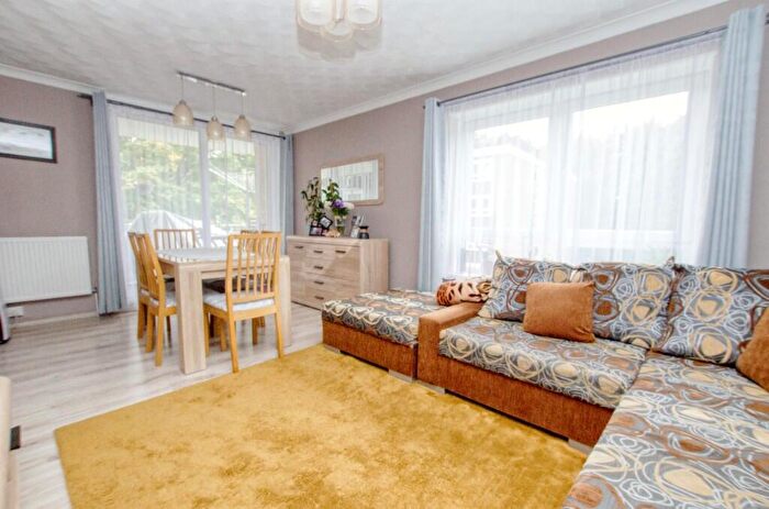 2 Bedroom Flat For Sale In Malwood Avenue, Southampton, Hampshire, SO16