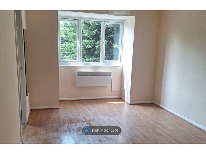 1 Bedroom Flat To Rent In Leaside Road, London, E5