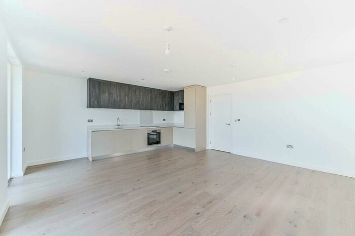 3 Bedroom Flat To Rent In Boulevard Point, Croydon, CR0