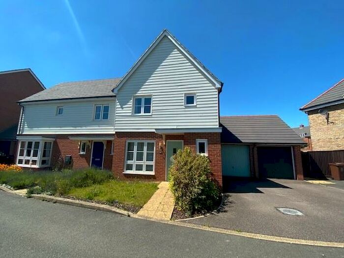 3 Bedroom Semi-Detached House To Rent In Pershore Way, Aylesbury, HP18