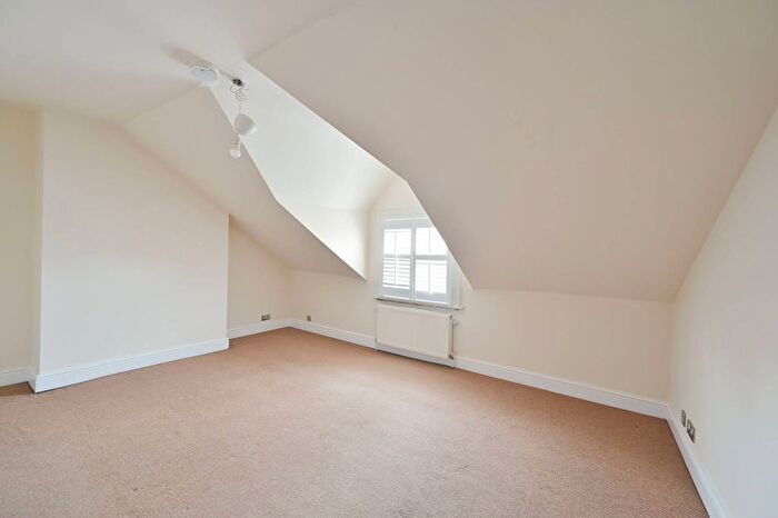 2 Bedroom Flat To Rent In Dempster Road, Wandsworth, London, SW18