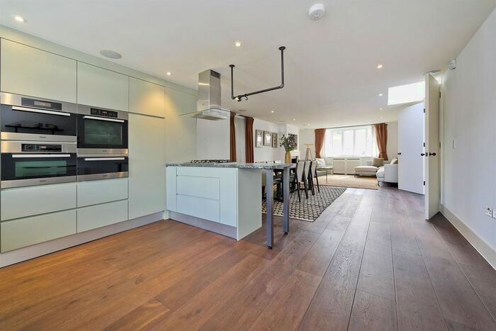 3 Bedroom Flat To Rent In Holland Park, London, W11