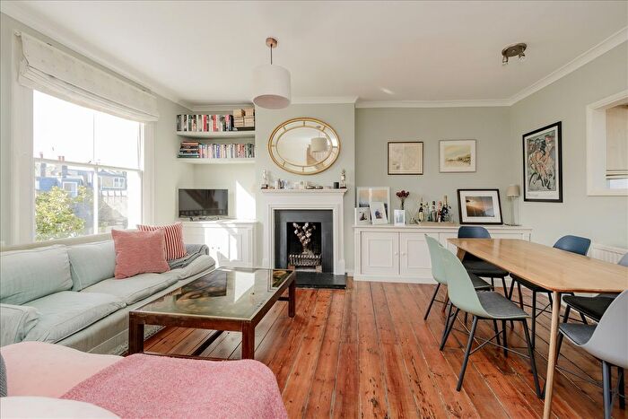 2 Bedroom Flat For Sale In St Stephens Avenue, Shepherd's Bush, W12