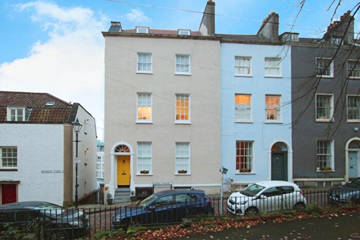 2 Bedroom Apartment To Rent In Queens Parade - City Centre, BS1