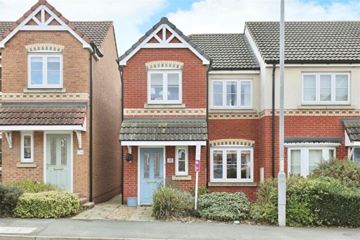 3 Bedroom Town House To Rent In Scrooby Road, Harworth, Doncaster, DN11