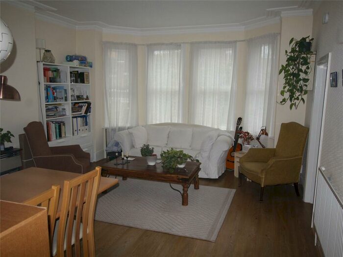 1 Bedroom Flat To Rent In Vicarage Road, Hampton Wick, Kingston Upon Thames, Surrey, KT1