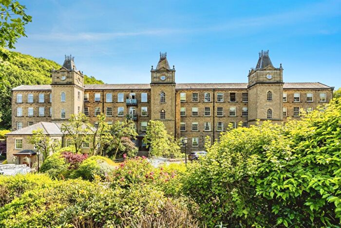 2 Bedroom Apartment For Sale In Beestonley Lane, Barkisland, Halifax, HX4