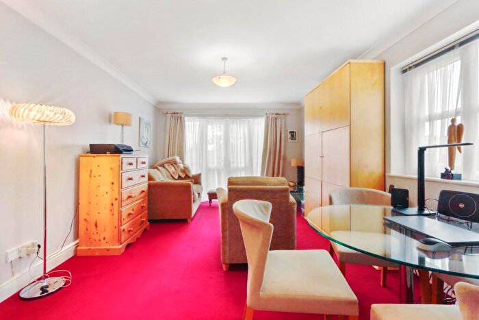 1 Bedroom Flat For Sale In Friern Park, N12