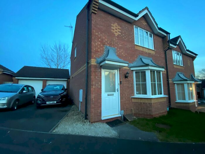 3 Bedroom House To Rent In Shireland Lane, Redditch, B97