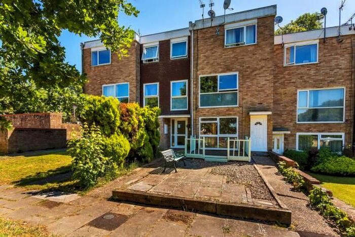 2 Bedroom Flat To Rent In Hyde Heath Court, Pound Hill, Crawley, West Sussex., RH10