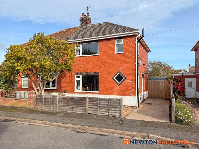 3 Bedroom Semi-Detached House For Sale In Linton Close, Farndon, NG24