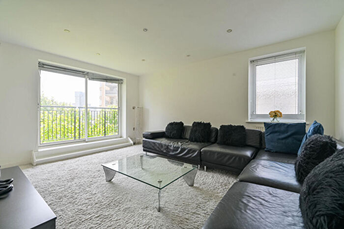 3 Bedroom Flat To Rent In Sail Court, Canary Wharf, London, E14