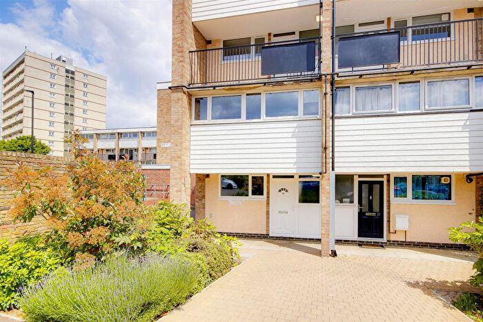 2 Bedroom Maisonette For Sale In Blossom Lane Enfield, EN2