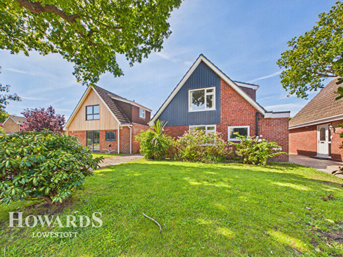 3 Bedroom Detached House For Sale In Rembrandt Close, Gunton, NR32