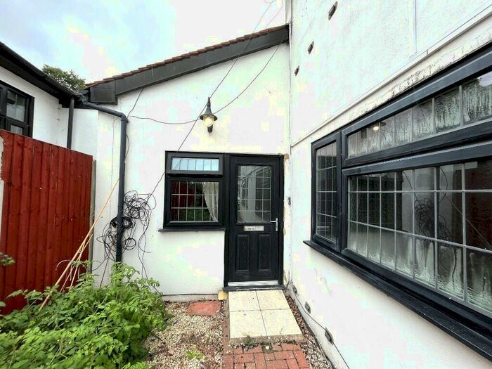 2 Bedroom Flat To Rent In Southbourne Grove, Westcliff-On-Sea, Essex, SS0