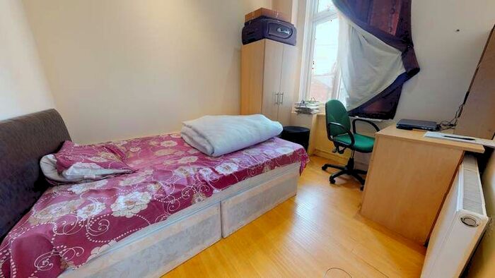 2 Bedroom Flat To Rent In St Johns Terrace, Hyde Park, Leeds, LS3