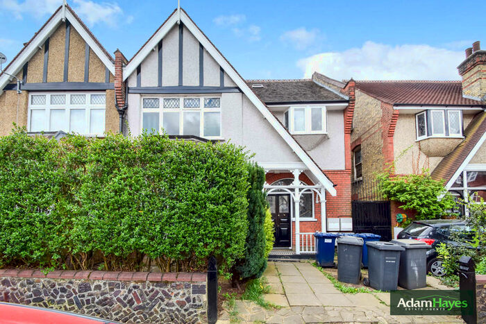 Apartment To Rent In Woodside Grove, North Finchley, N12