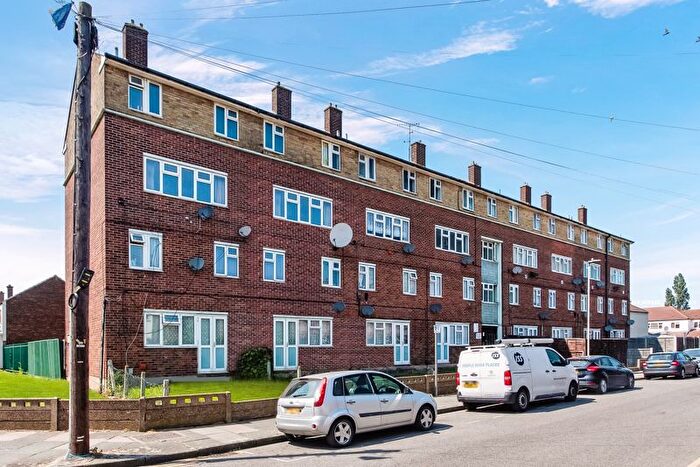 3 Bedroom Flat To Rent In Chelmer Crescent, Barking, IG11