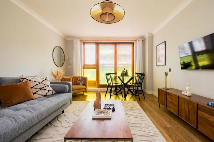 3 Bedroom Flat To Rent In Southgate Road, London, N1