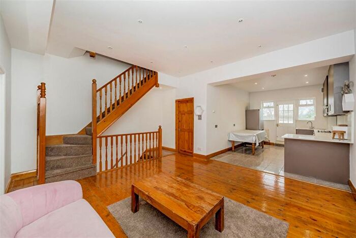 3 Bedroom Flat To Rent In New Cross Road, New Cross, SE14