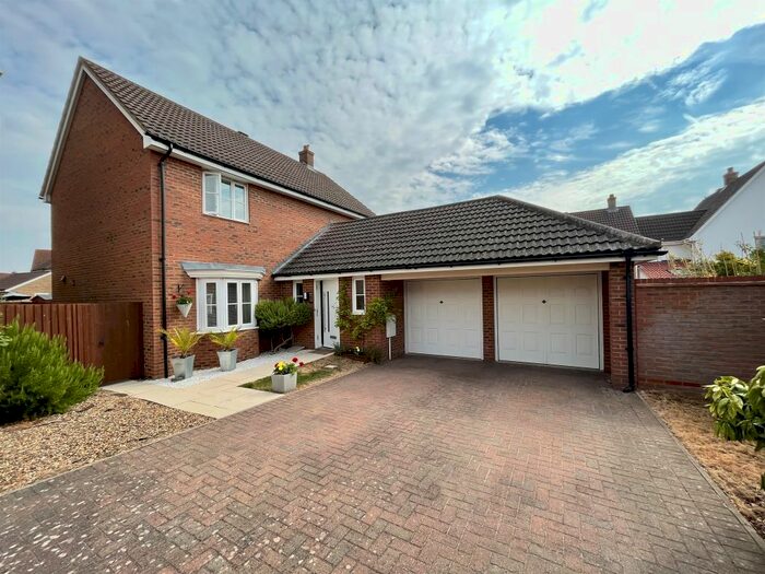 4 Bedroom Detached House For Sale In Strympole Way, Highfields Caldecote, Cambridge, CB23