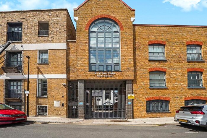 2 Bedroom Apartment For Sale In Paisley Court, Clyde Square, London, E14