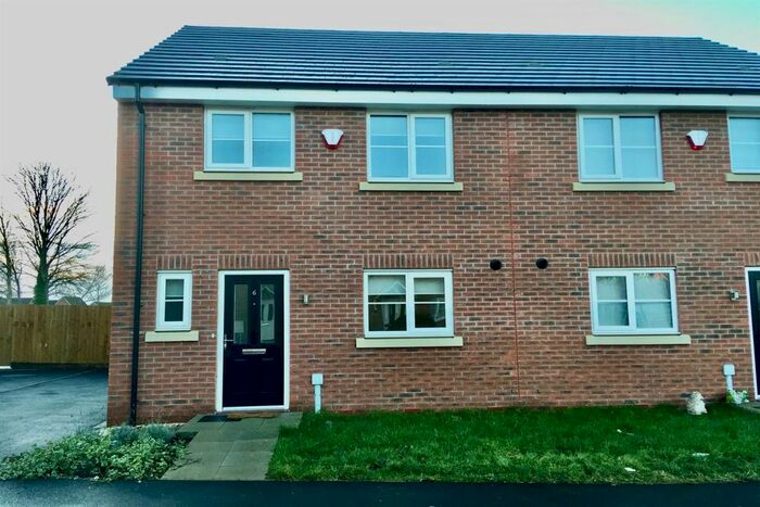 3 Bedroom Semi-Detached House To Rent In Bedroom Property In Lakeside North, Scunthorpe, DN16