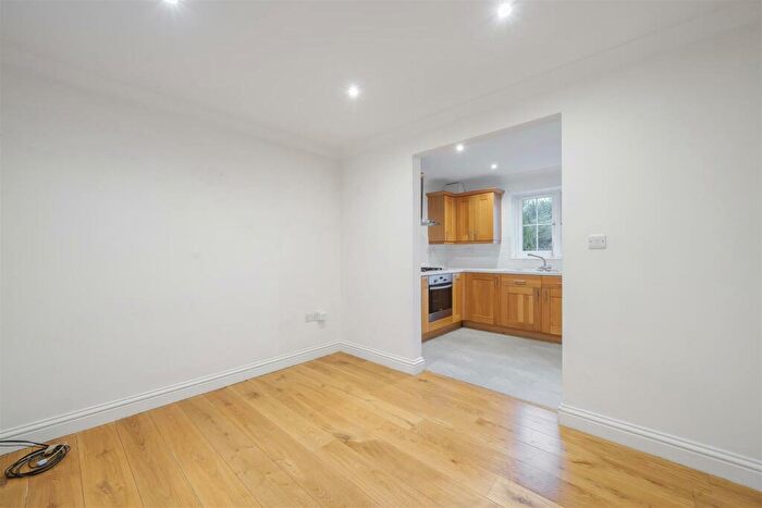 3 Bedroom Detached House For Sale In Dorking Road, Tadworth, KT20