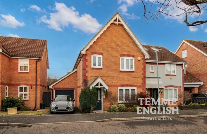 3 Bedroom Semi-Detached House To Rent In Hill Top Rise, Langdon Hills - Prime Location, SS16