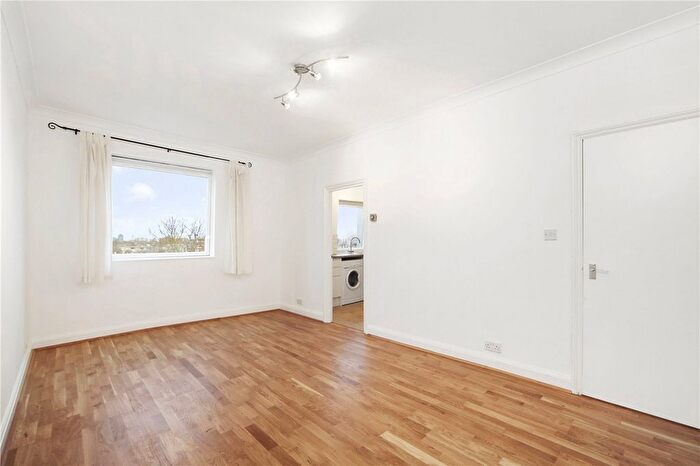 2 Bedroom Flat To Rent In Uxbridge Road, Shepherds Bush, London, W12