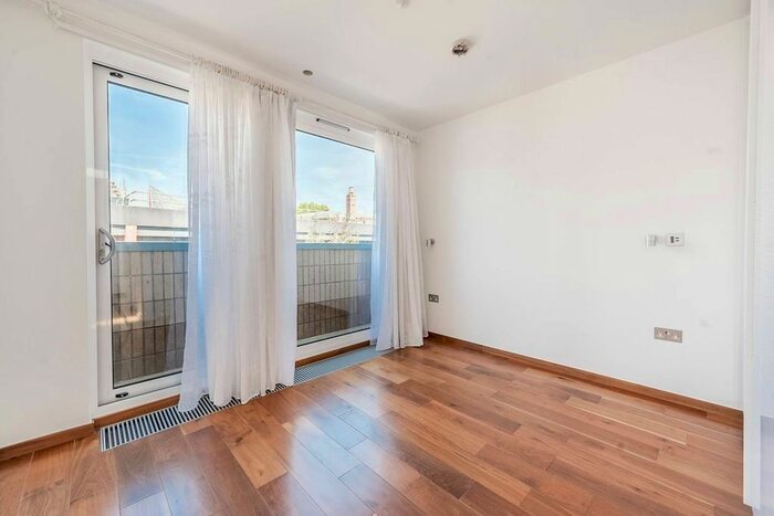 3 Bedroom Flat To Rent In Longmoore Street, Victoria, London, SW1V