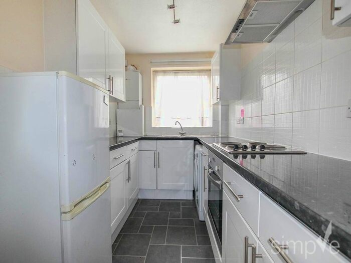 2 Bedroom Flat To Rent In Compton Road, Hayes, Middlesex, UB3
